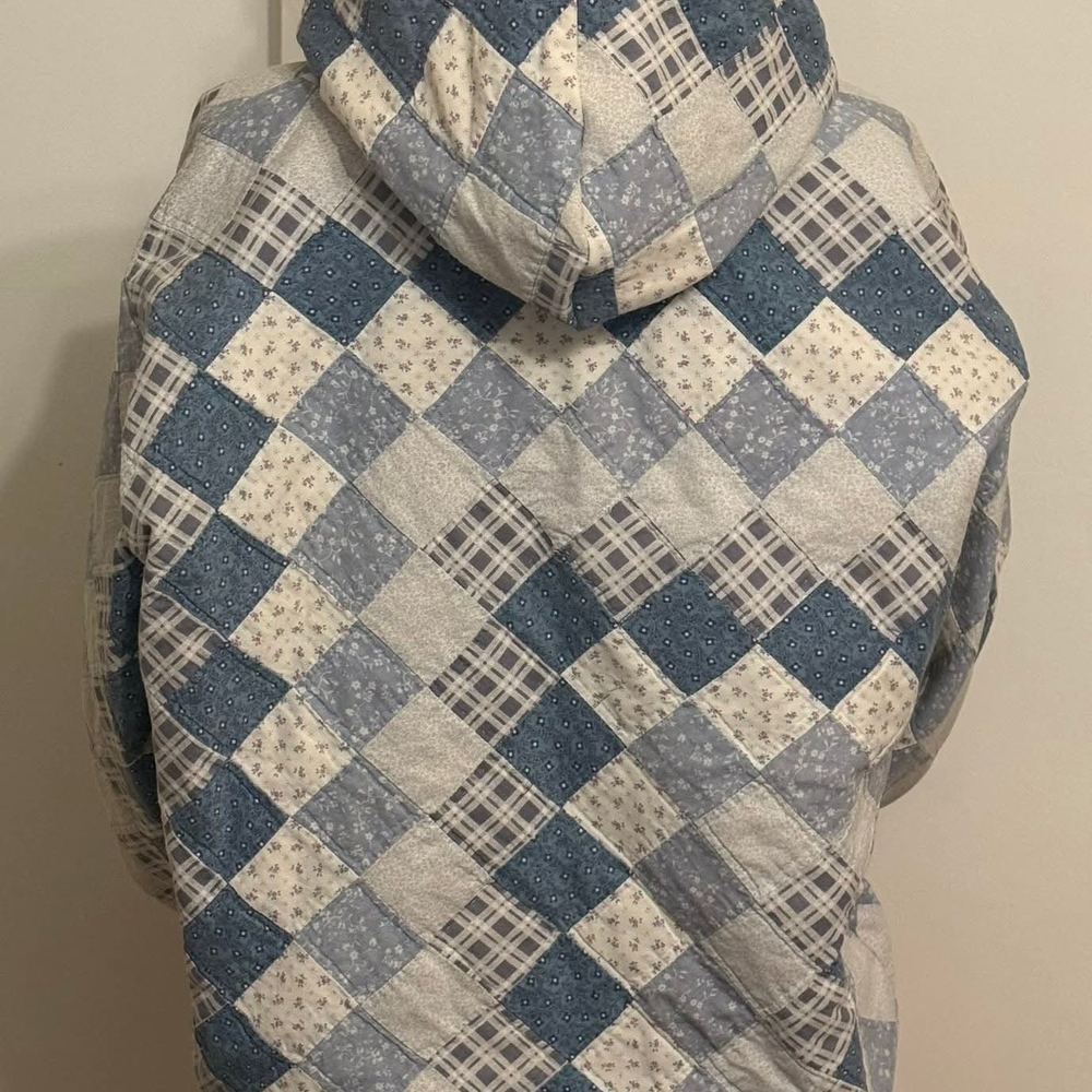 Blue and White Patchwork Quilt - image 5